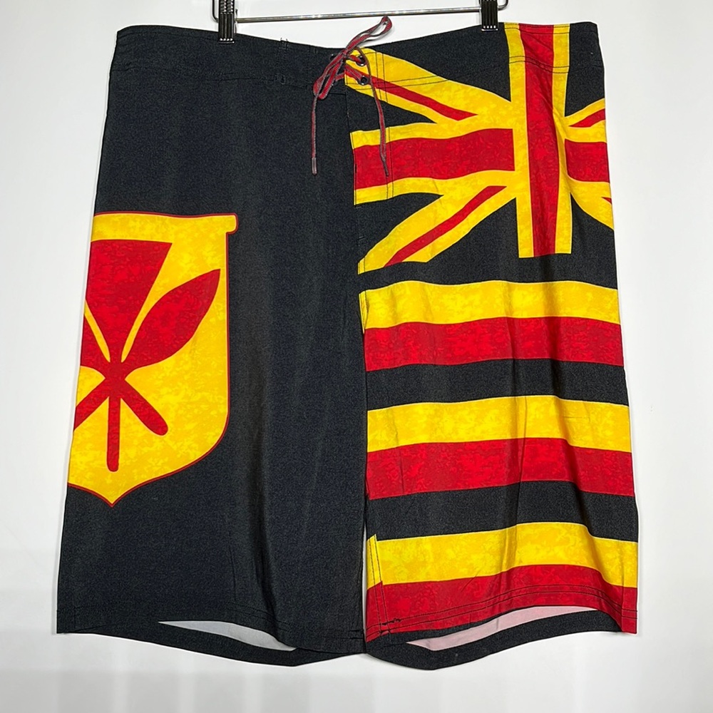 Men’s Hawaiian board shorts with back pocket